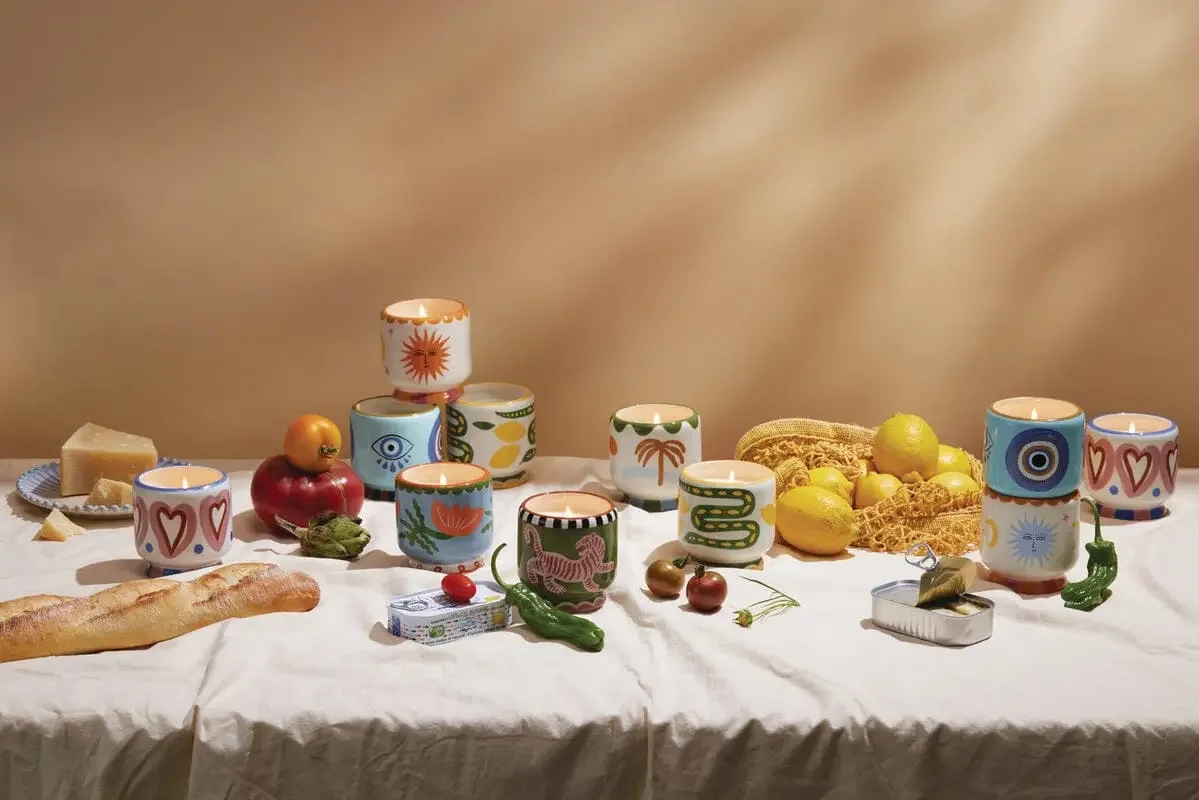 Une photo de plusieurs bougies colorés posées sur une table