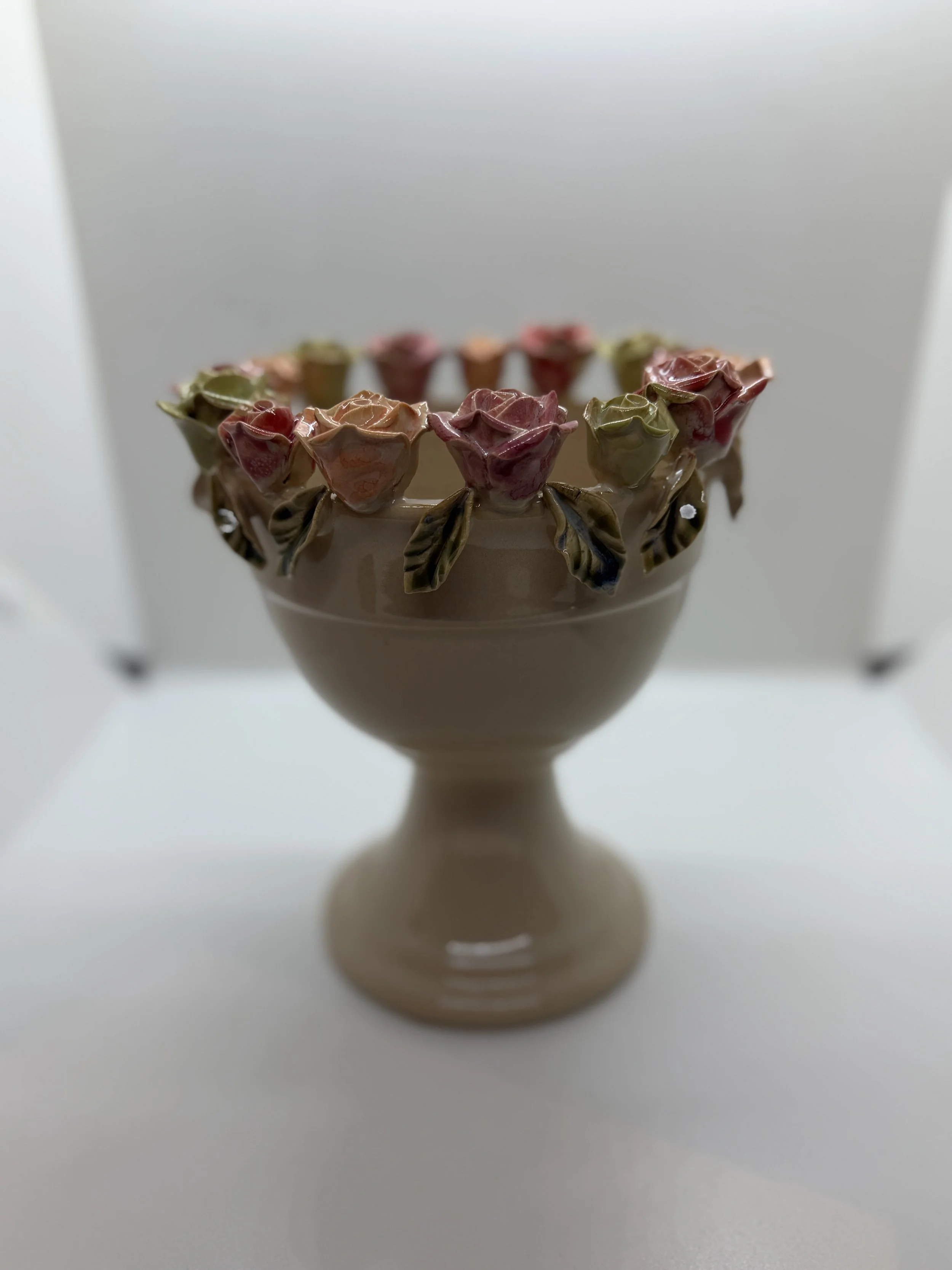 Découvrez la coupe vasque en céramique émaillée Bazar de Luxe, ornée d'une couronne de roses sculptées à la main