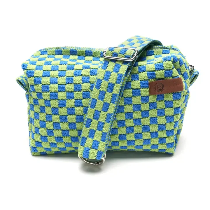 Sac bandoulière Megan LOT83 en tissu teddy doux  accessoire tendance pour le quotidien.