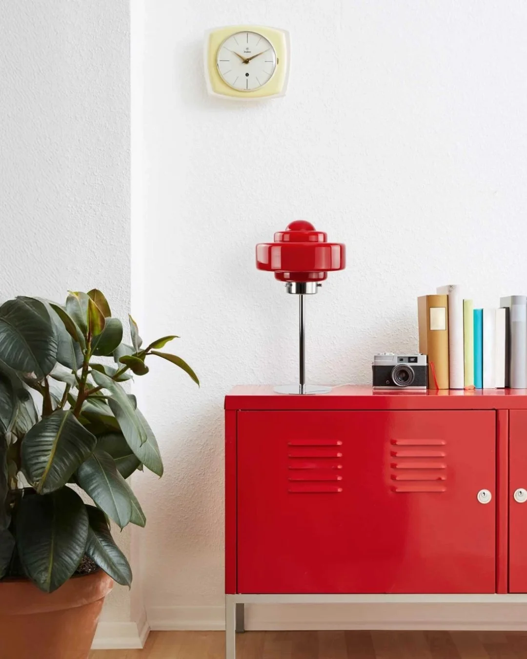 Décoration interrieur pour mettre en avant une lampe rouge année 70