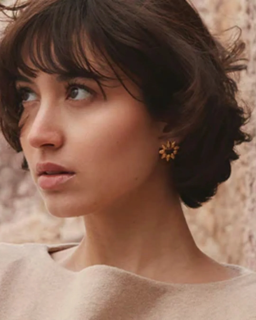 Boucles doreilles Hélia de la marque Agapée porté par une mannequin en forme de tournesol