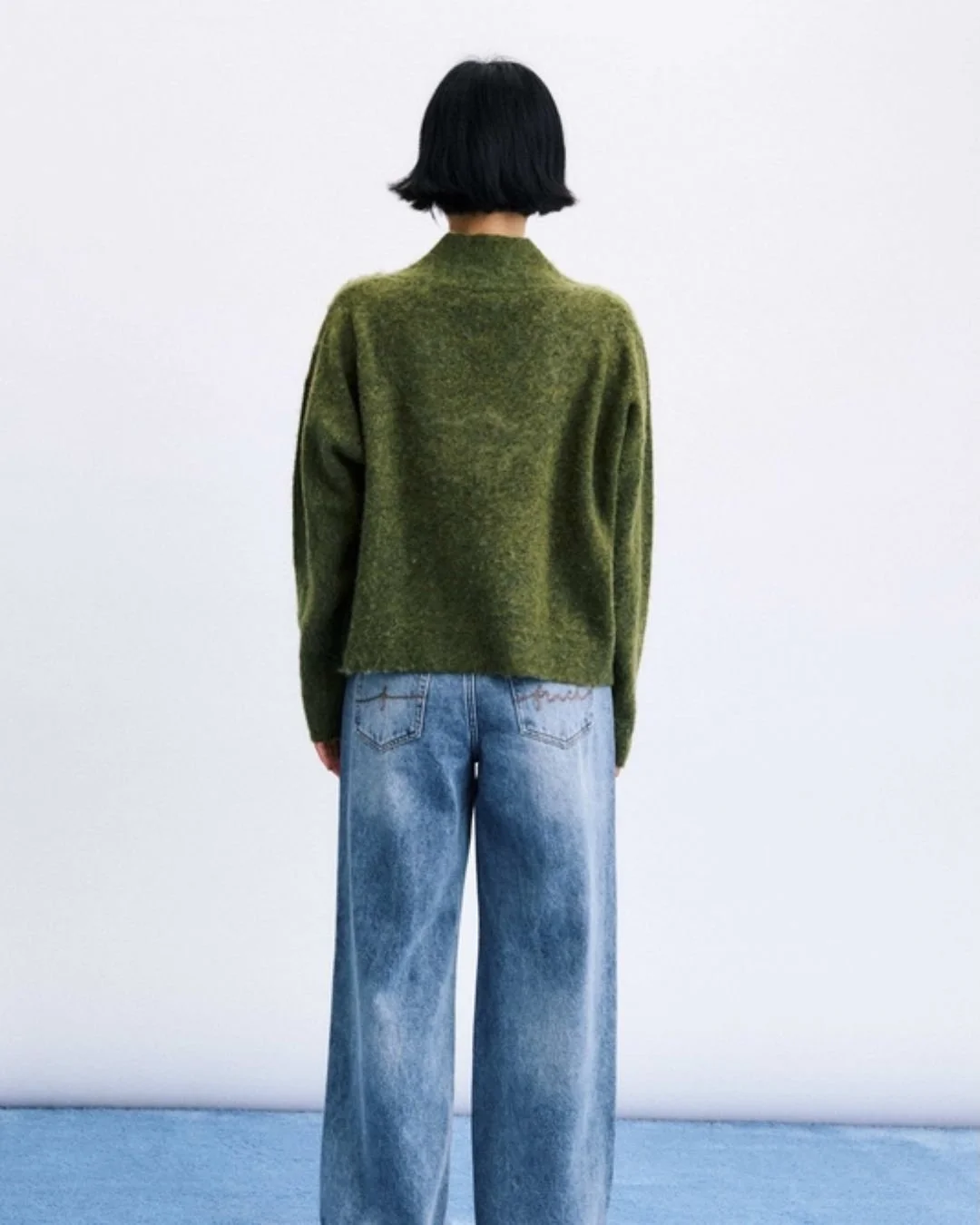 Pull oversize court FRNCH Norikura kaki porté de dos