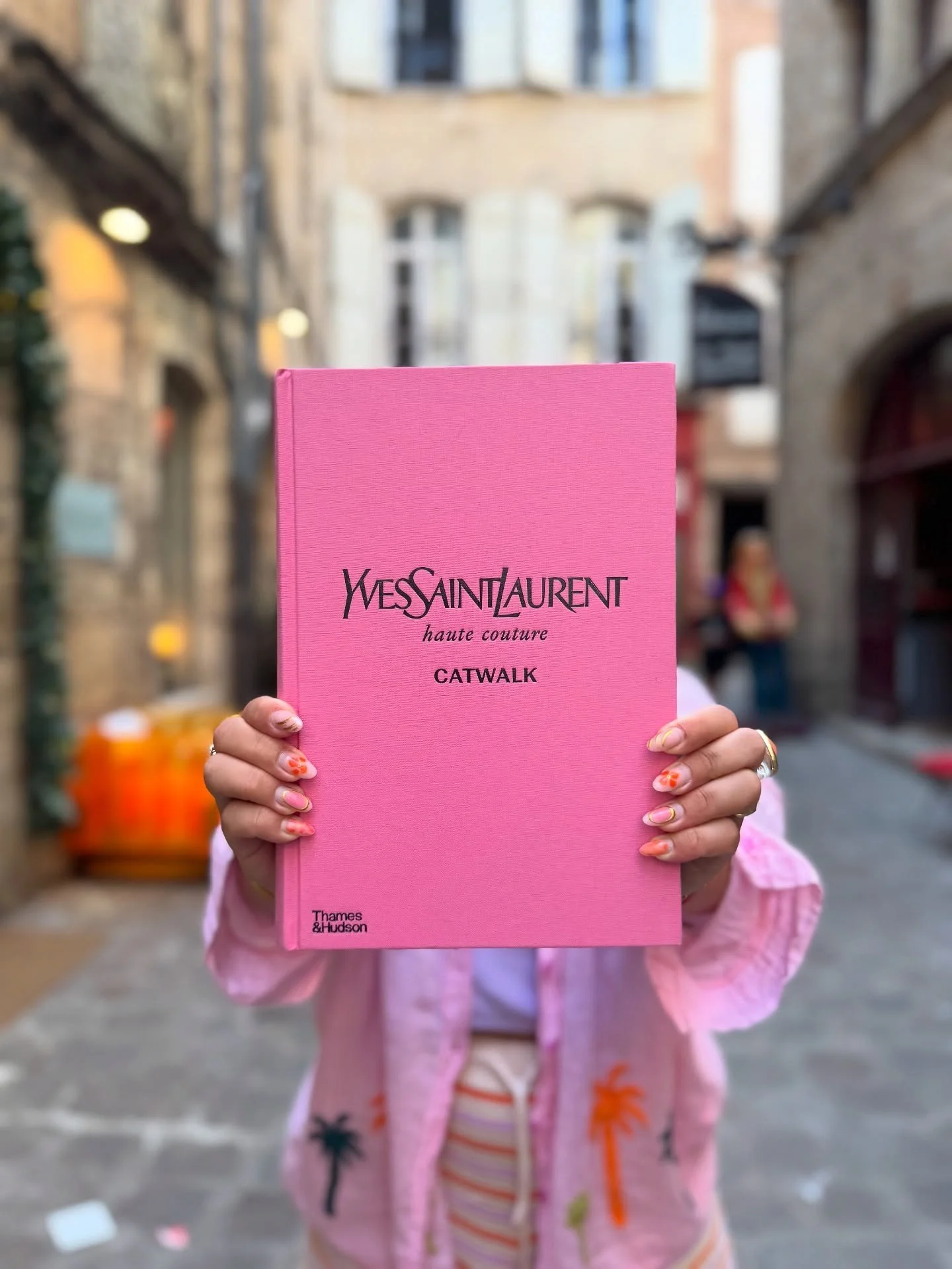 🌸 Rose couture.
Ce livre Yves Saint Laurent &ndash; Catwalk est plus qu&rsquo;un objet : c&rsquo;est une immersion dans l&rsquo;histoire d&rsquo;une maison qui a fa&ccedil;onn&eacute; l&rsquo;&eacute;l&eacute;gance.
📚 Un rose franc, assum&eacute;, 