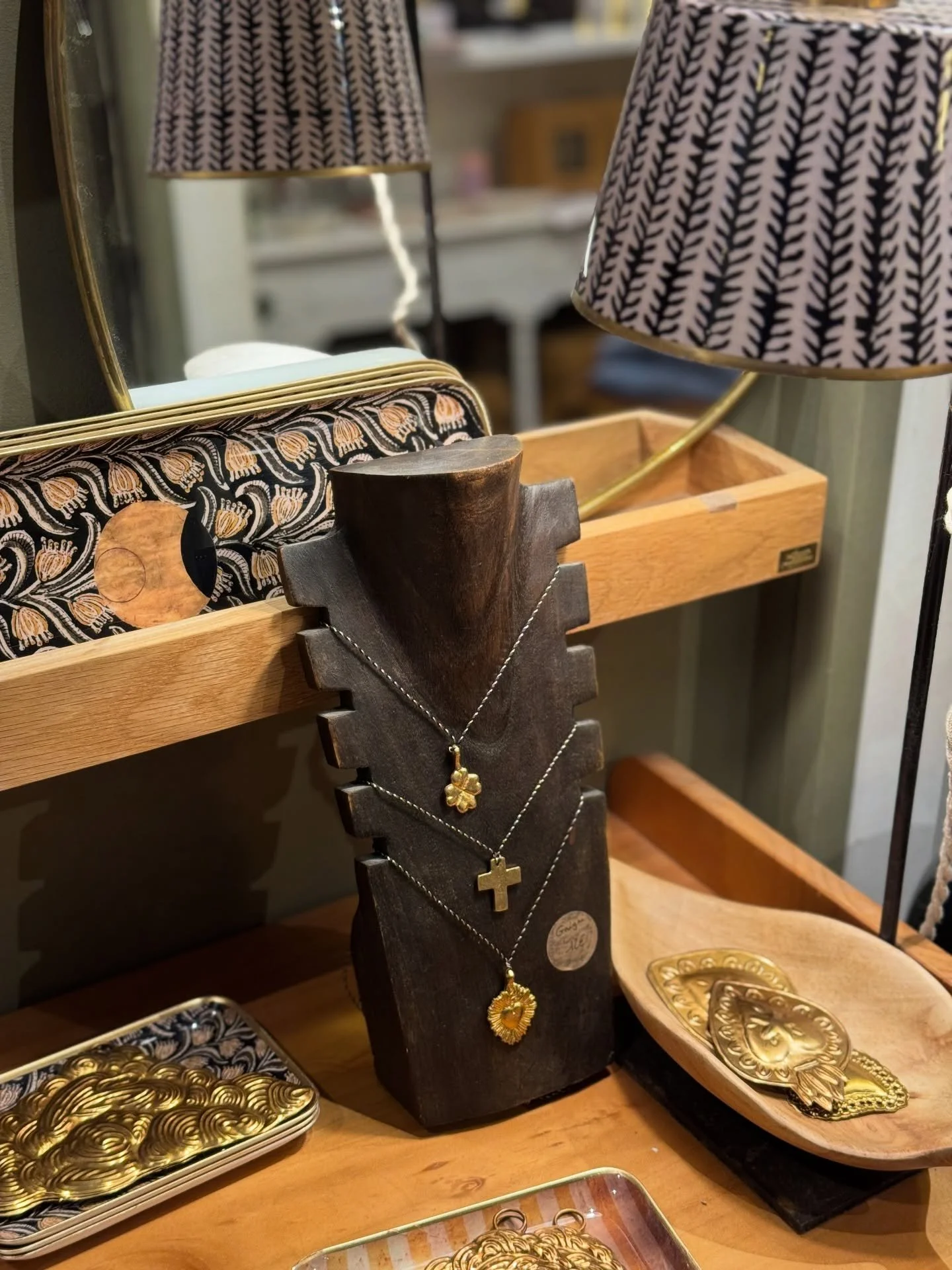 No&euml;l, mais en plus styl&eacute;. 🎄 

D&eacute;cor lumineux, ambiance chaleureuse et s&eacute;lection pointue : la boutique s&rsquo;est transform&eacute;e en destination incontournable pour vos cadeaux 🎁 
Veuillez trouver le pr&eacute;sent qui 