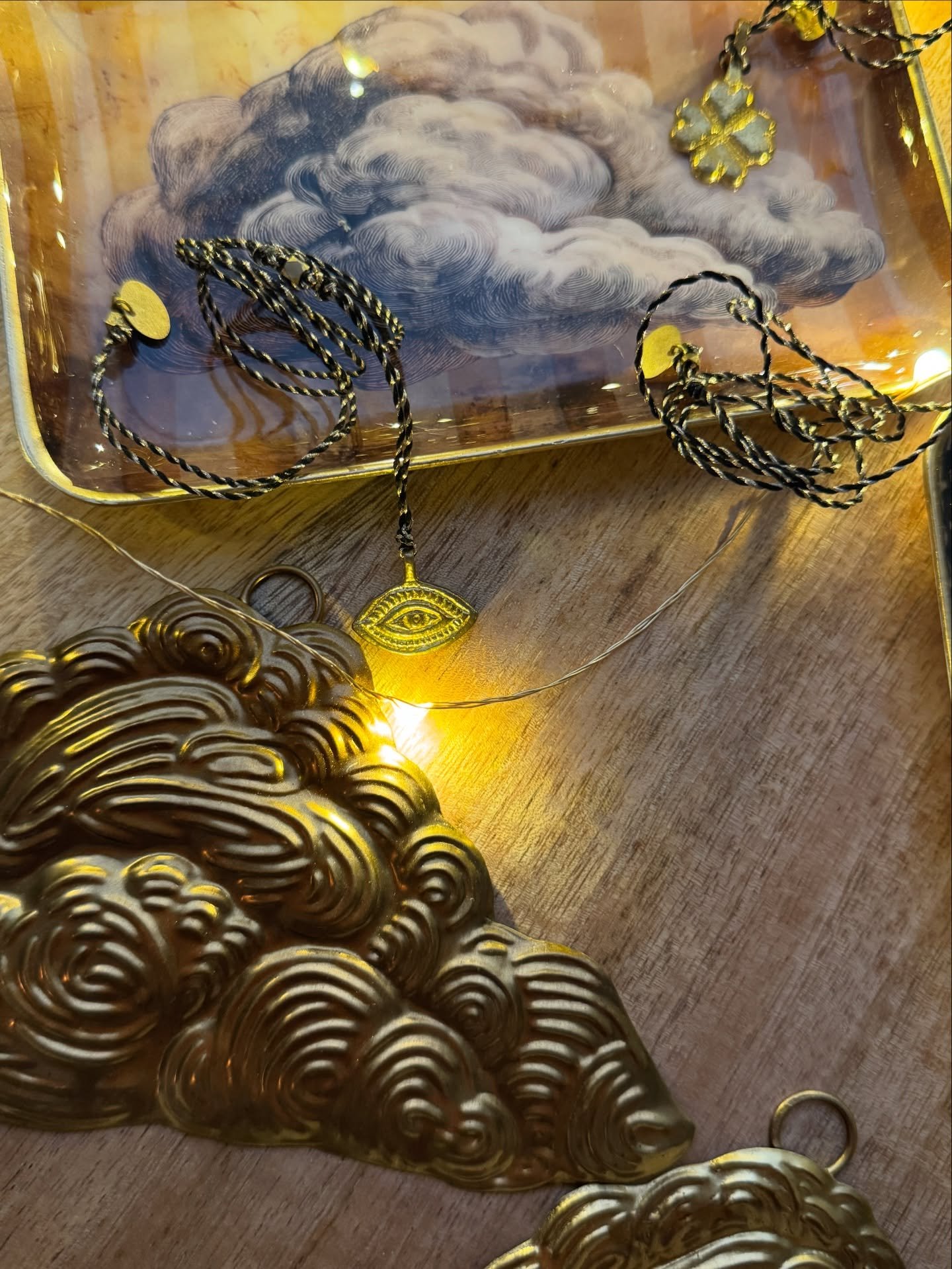 ✨ Nouvelle Collection BONCOEURS ✨
Une invitation &agrave; c&eacute;l&eacute;brer la lumi&egrave;re, les symboles qui nous prot&egrave;gent et les petits objets qui rendent la vie plus belle.

Dans cette nouvelle collection, Boncoeurs r&eacute;invente