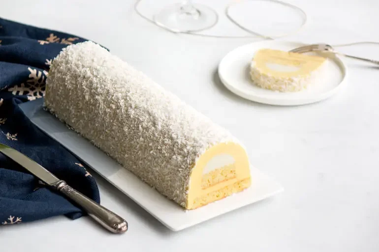 Bûche passion, mangue et noix de coco