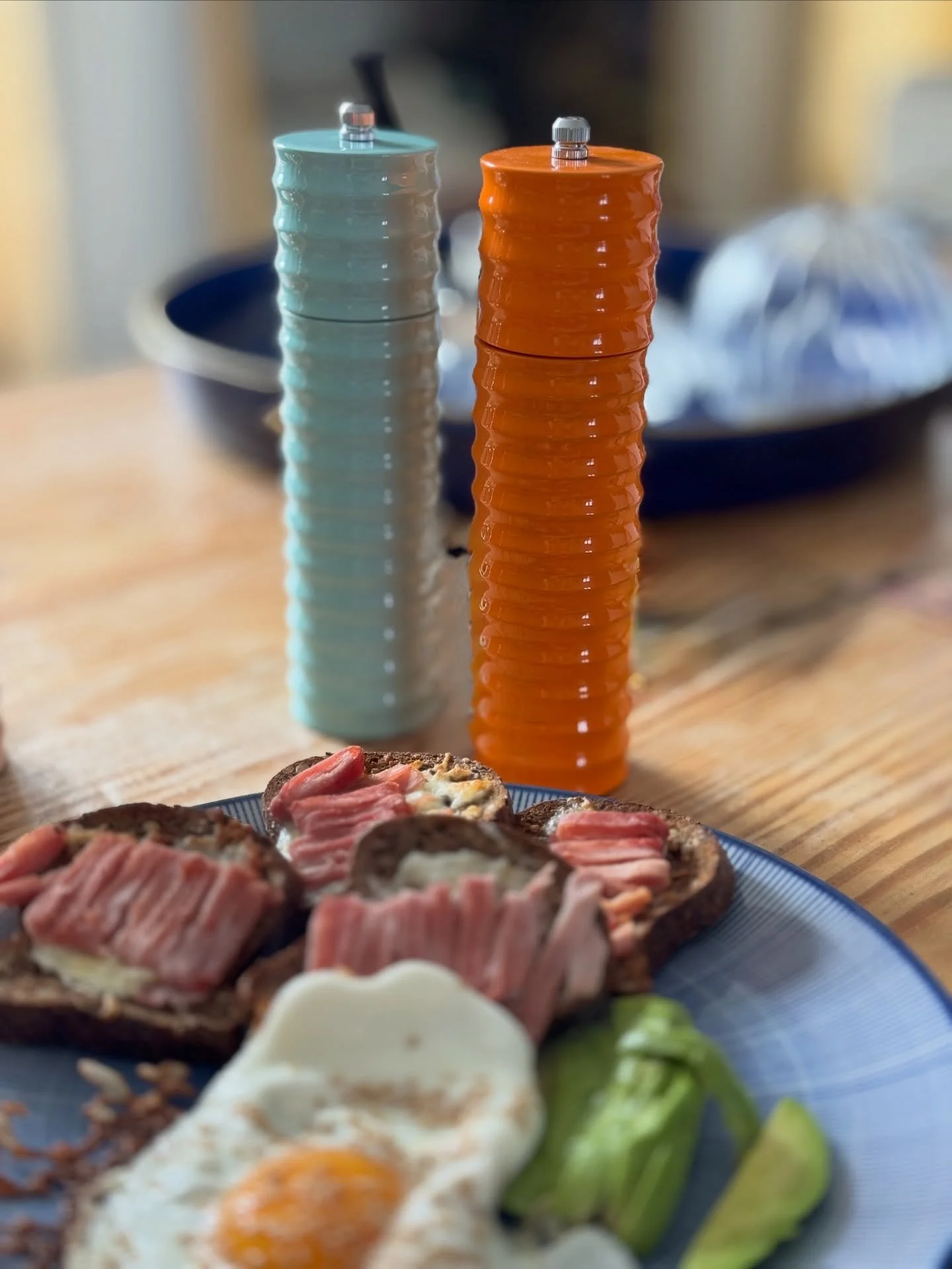 Pimentez vos tables avec audace.
Nude, c&eacute;ladon, orange r&eacute;tro ou noir absolu : nos moulins &agrave; poivre et sel s&rsquo;imposent comme les nouvelles pi&egrave;ces de caract&egrave;re de votre art de la table. 
Parce que m&ecirc;me le s