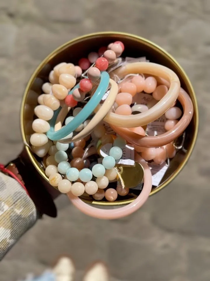 Douceur pastel en vue&hellip;

Elles signent leur grand retour en boutique 🤍
Les cr&eacute;ations de @vanessabaronidesign reviennent cette saison dans une palette ultra douce&hellip; et totalement irr&eacute;sistible.

Des bracelets aux teintes past