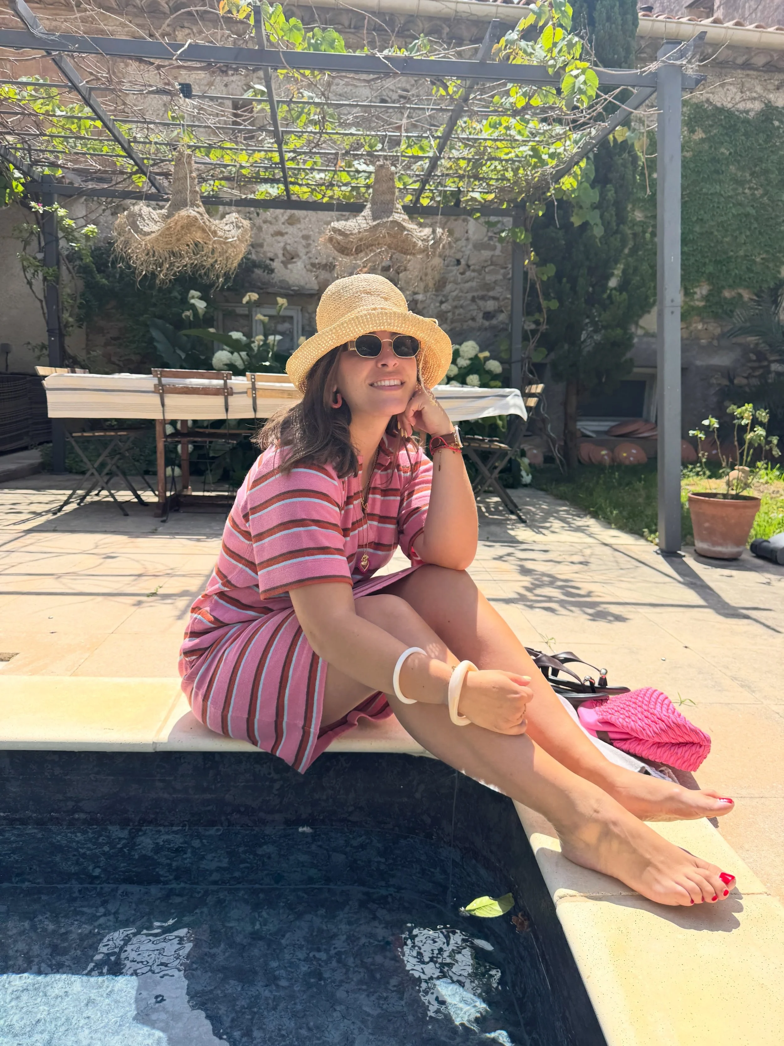 La robe Rolly de @leonandharper , c&rsquo;est l&rsquo;esprit vacances dans une seule pi&egrave;ce. Sa mati&egrave;re &eacute;ponge ultra douce, ses rayures roses r&eacute;tro et sa coupe d&eacute;contract&eacute;e en font l&rsquo;alli&eacute;e parfai