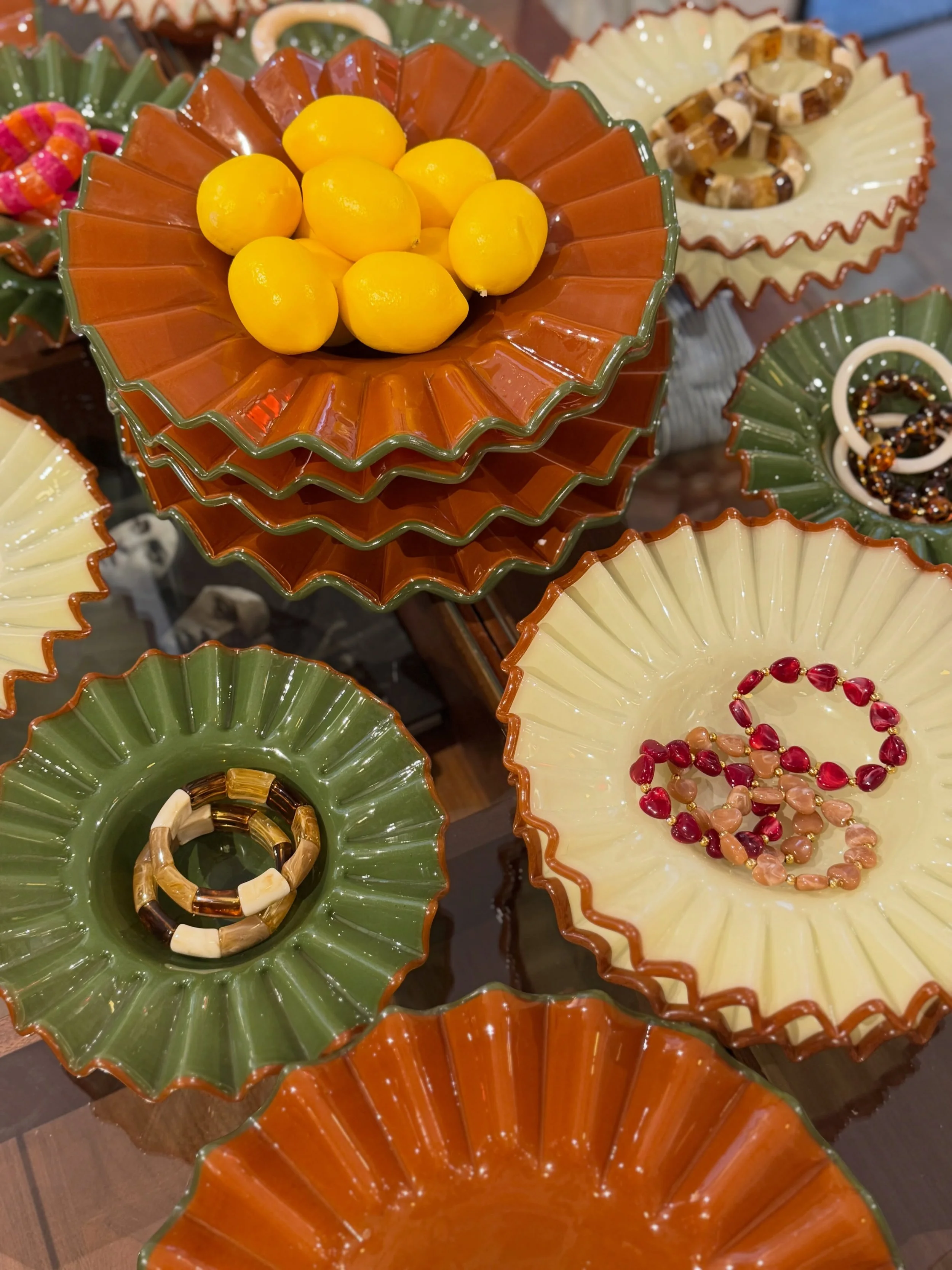 L&rsquo;art de la table, sublim&eacute;

Il y a quelque chose de d&eacute;licieusement r&eacute;tro dans ces coupelles pliss&eacute;es, comme tout droit sorties d&rsquo;un int&eacute;rieur m&eacute;diterran&eacute;en des ann&eacute;es 70. Terracotta 