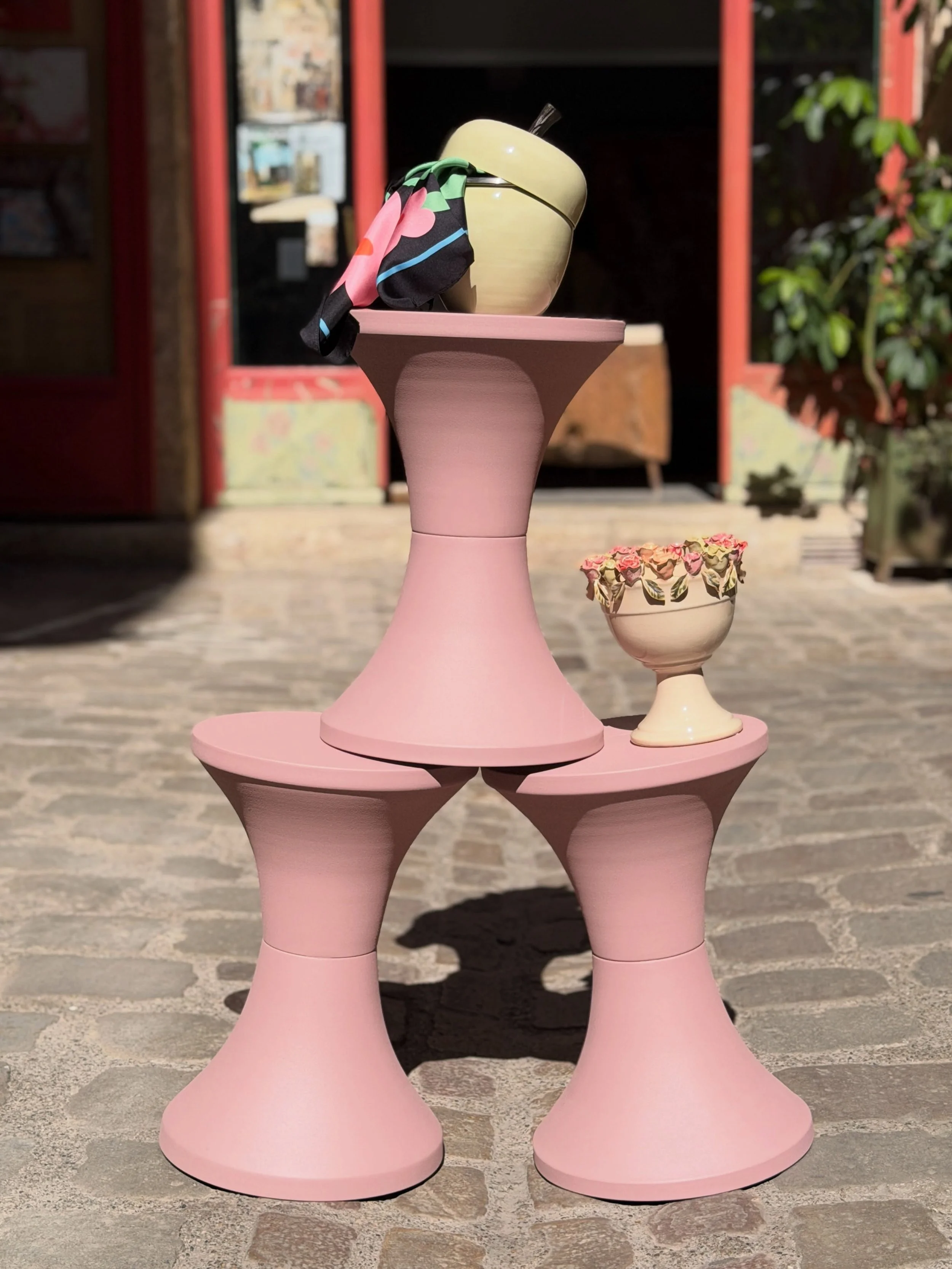 ✨ LE TAM-TAM, L&rsquo;ICONIQUE QUI FAIT TOUT ✨

Une silhouette sculpturale, un charme r&eacute;tro et ce petit twist d&eacute;co qui change tout. 

Le Tam-Tam passe de tabouret &agrave; table d&rsquo;appoint, de pi&egrave;ce pratique &agrave; v&eacut