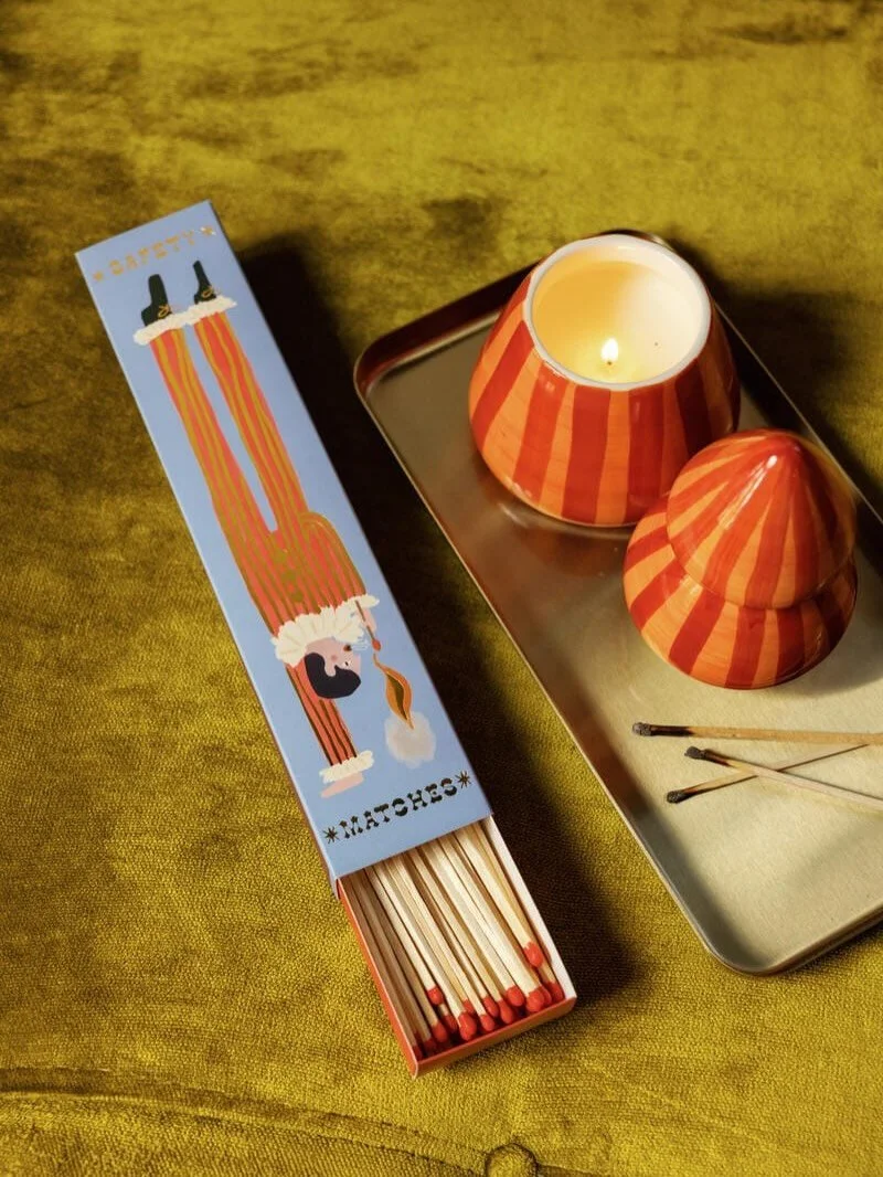 Allumer l&rsquo;instant ✨

Parce qu&rsquo;un joli geste m&eacute;rite un bel objet : nos allumettes grand format passent du tiroir &agrave; la table basse. 🔥

Extra Hot : piment rouge et dorure, pour mettre du piquant dans vos soir&eacute;es.
La Bot