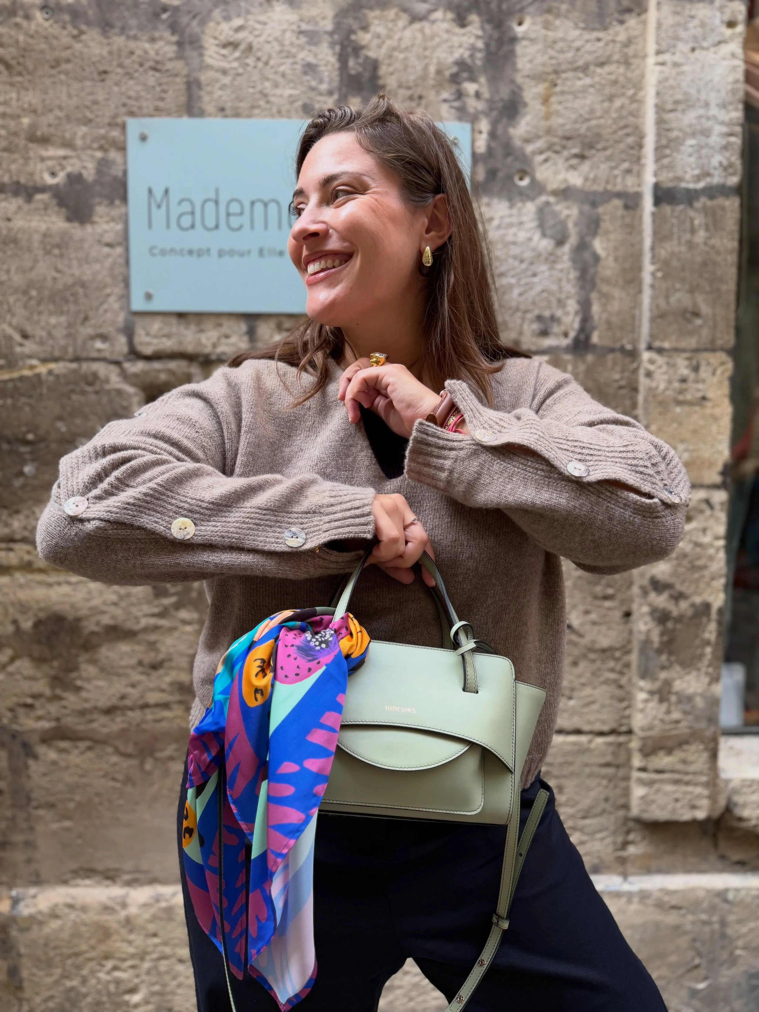 Un foulard, 4 looks. Les nouveaux foulards @studio.arde sont arriv&eacute;s &agrave; P&eacute;zenas.
Lequel est votre pr&eacute;f&eacute;r&eacute; ? Disponibles en boutique et sur notre site (lien en bio) 💕