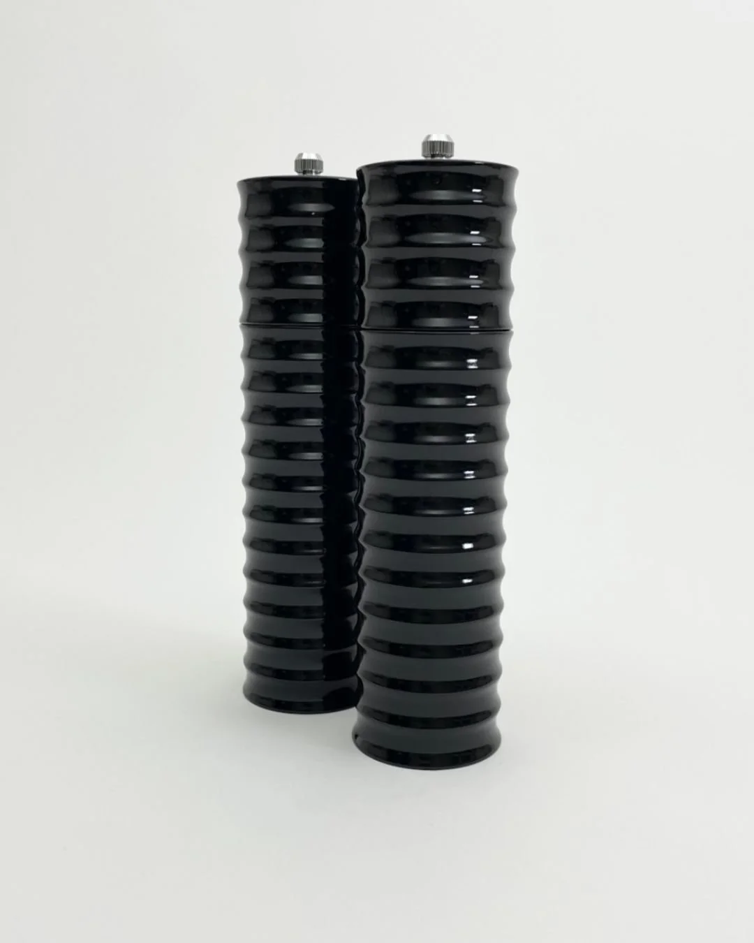 Détail du moulin noir strié 21,5 cm, idéal pour moudre sel ou poivre avec précision et style au quotidien