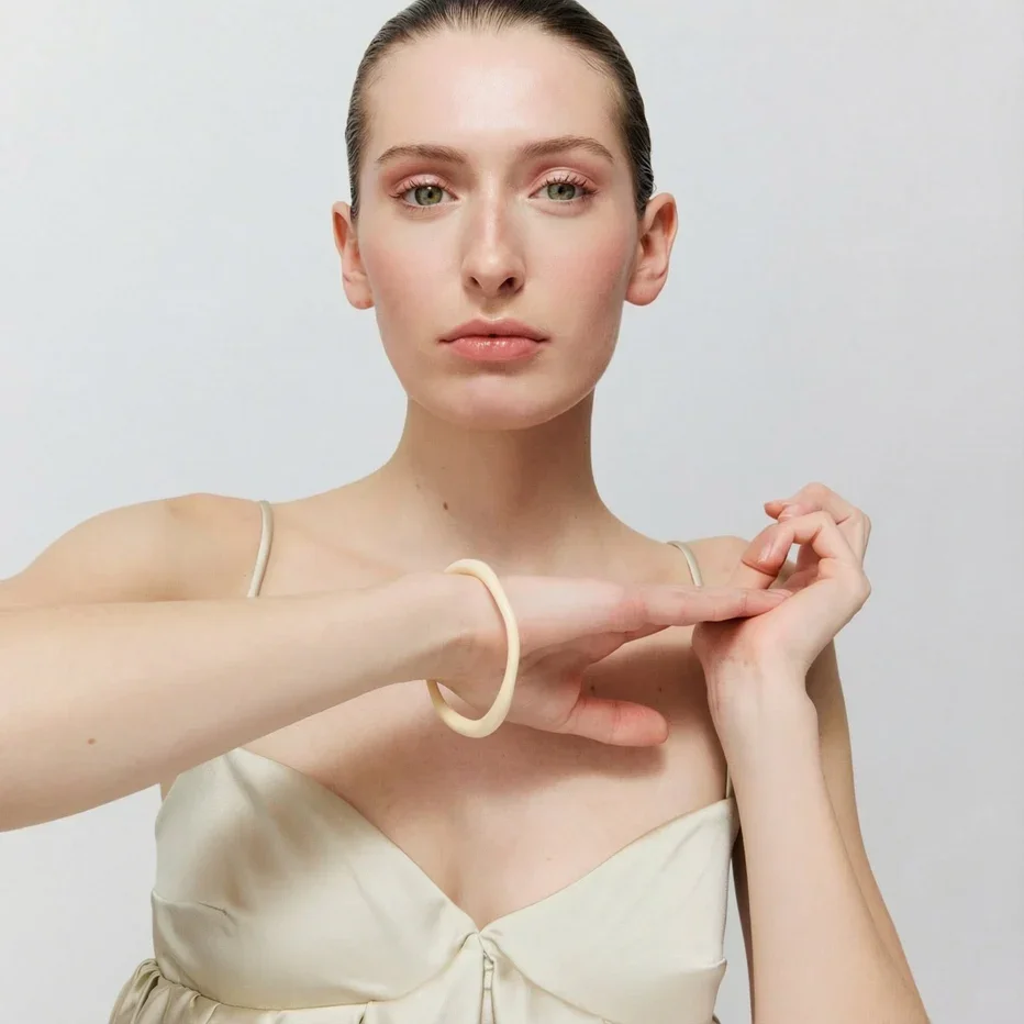 Bracelet Thin Loop Bangle latte design minimaliste élégant