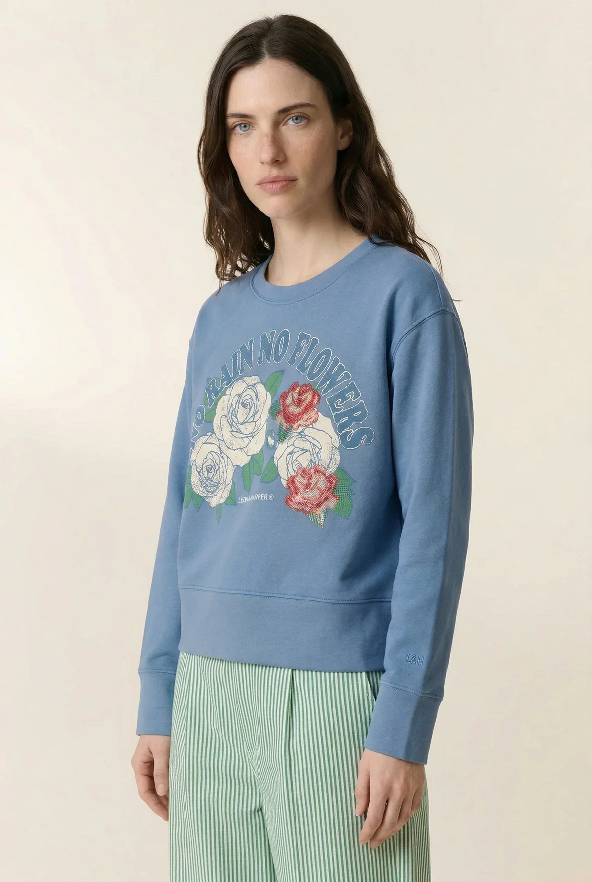 Détail du sweat Sorbet Rain avec imprimé floral vintage et message inspirant.