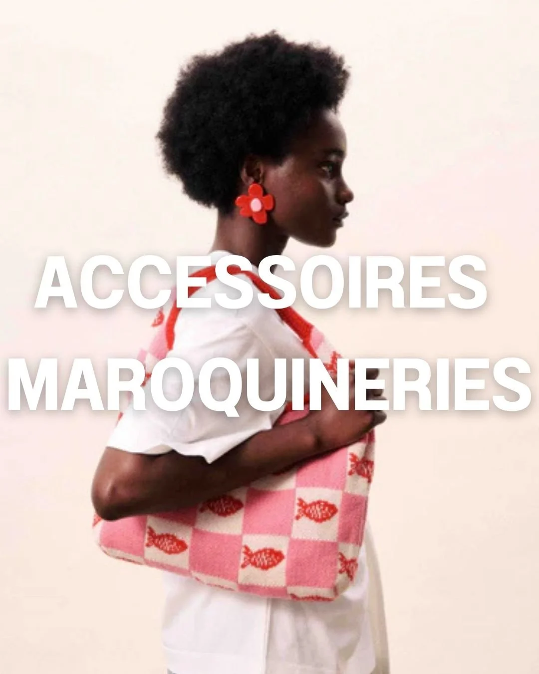 Mannequin portant un sac en maille damier rose et blanc 