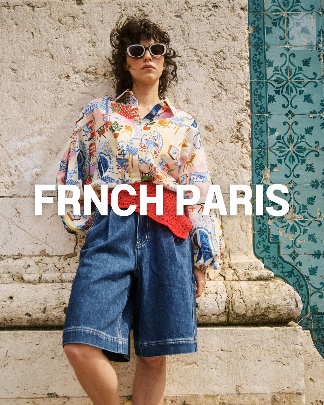 Mannequin FrnchParis avec une chemise à motif inspiration Porto
