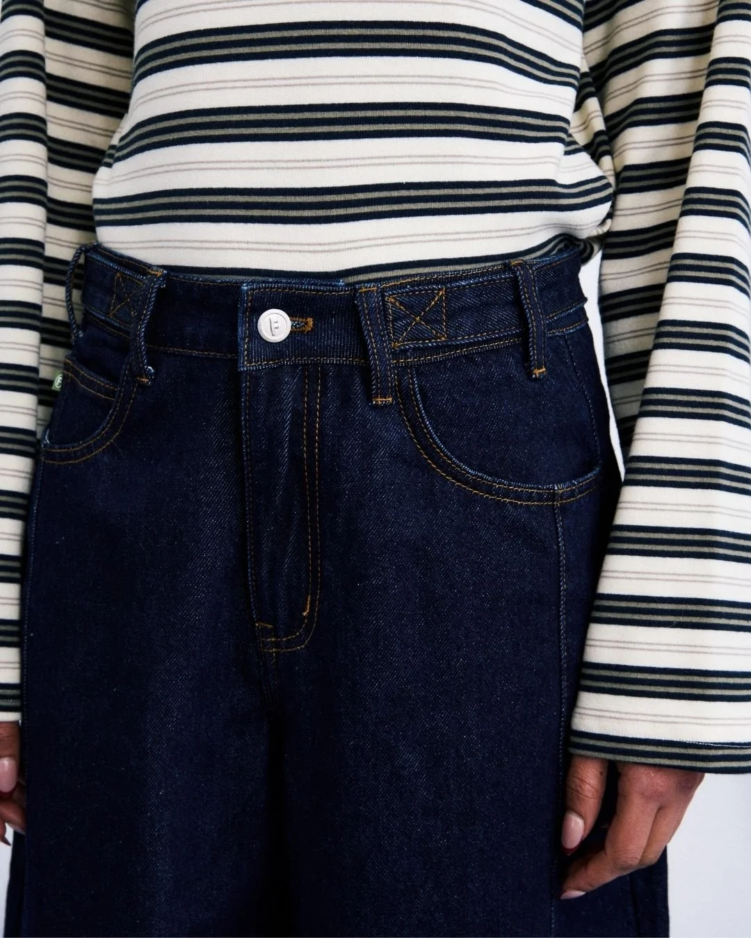 Pantalon femme Nami FRNCH Paris en denim indigo pour une silhouette moderne