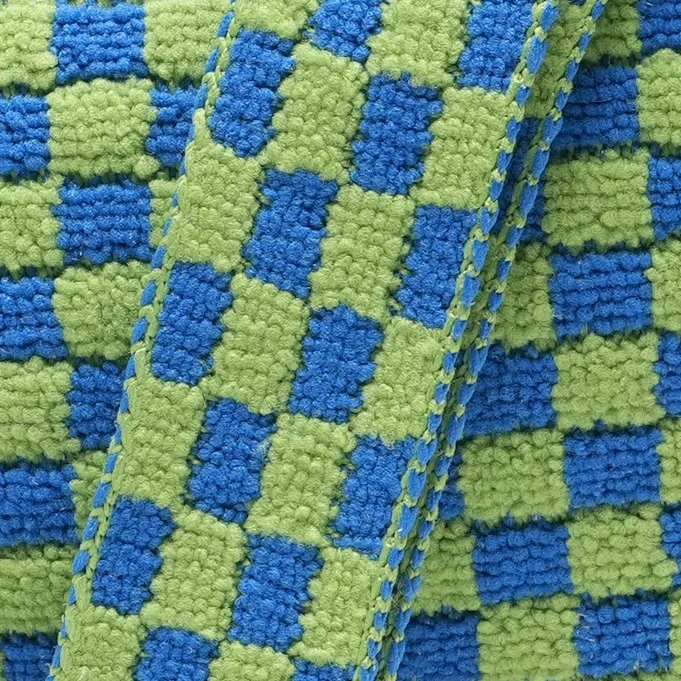 Détail de la fixation cuir végane LOT83 sur le sac Megan — finition soignée et élégante.