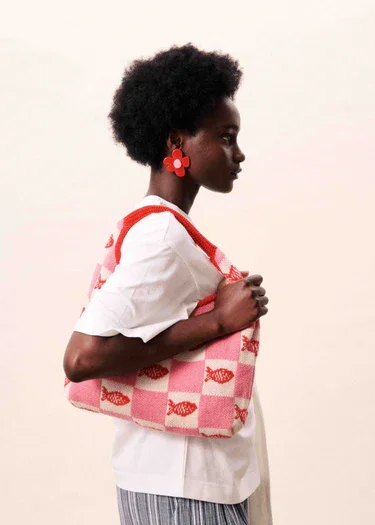 Sac Tulum sur fond Rose avec des petits poissons dessus Frnch Paris.webp