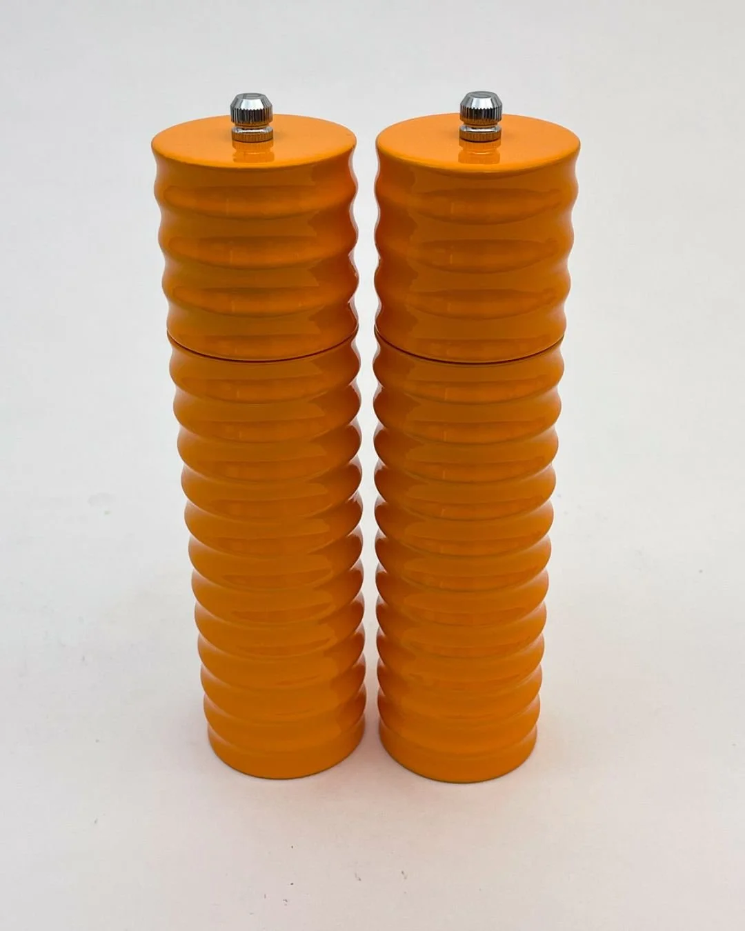 Duo de moulins à sel colorés, orange, alliant esthétique contemporaine et performance durable