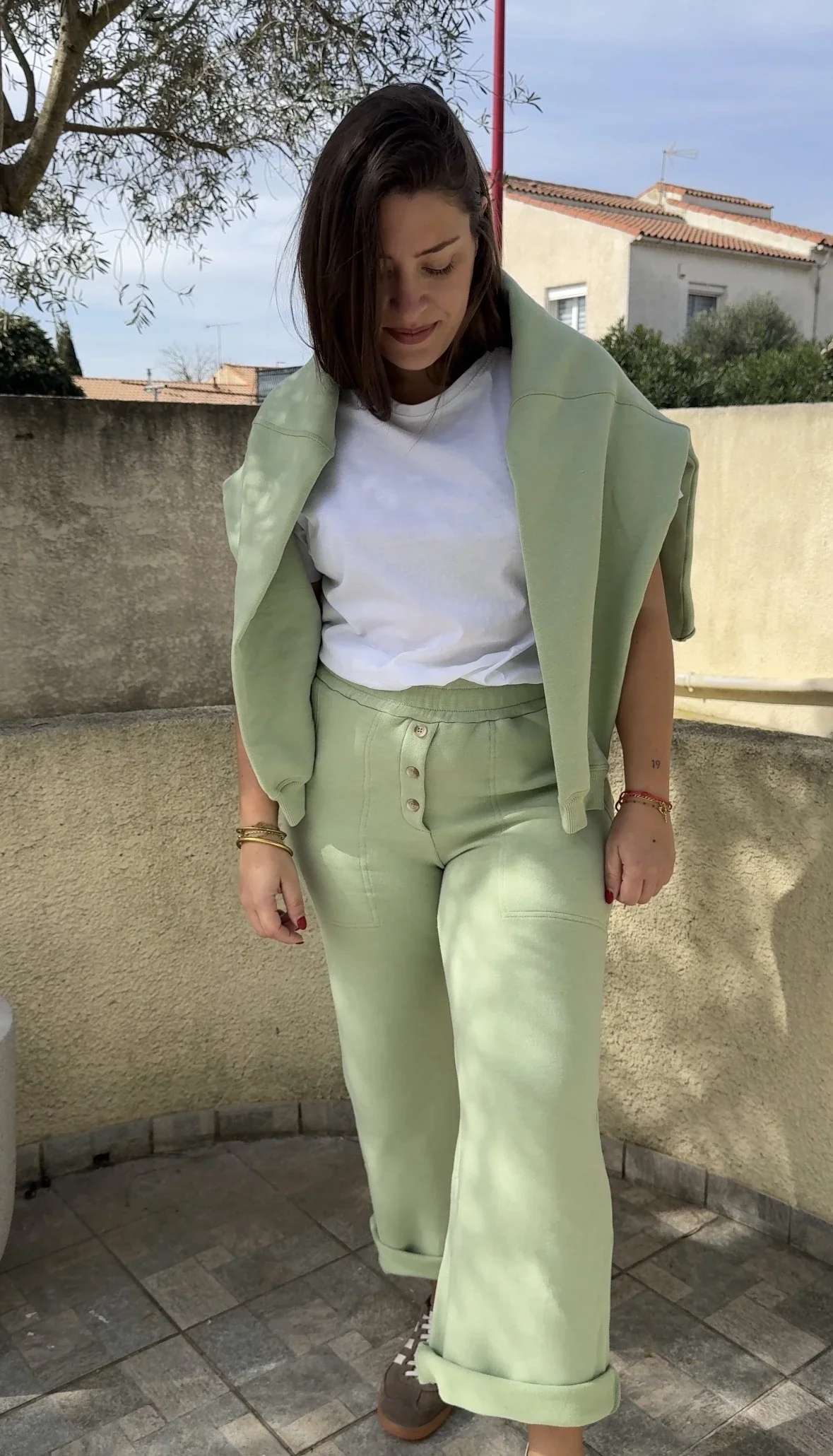 Pantalon de jogging Nancy vert matcha signé Hod Paris, une pièce confortable et tendance pour un look casual chic