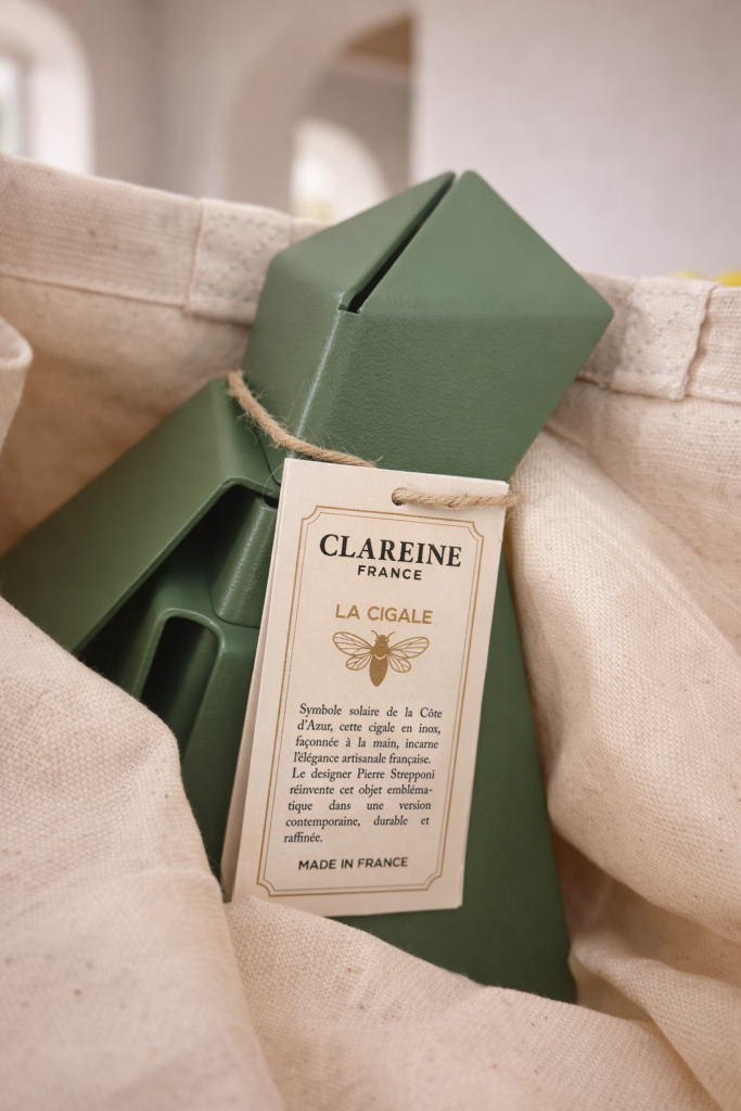 Cigale Clareine posée sur une étagère en bois clair, ambiance intérieur méditerranéen