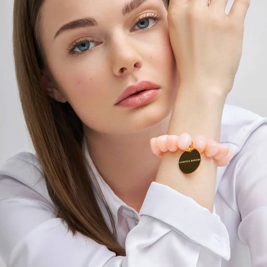 mannequin portant le bracelet en perle couoleur peche sorbet de la marque vanessa baroni