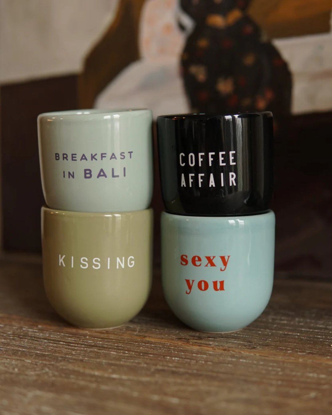 Quatre mug proposés, dont celui en turquoise avec ecrit Sexy you de la marque Sisi house of style