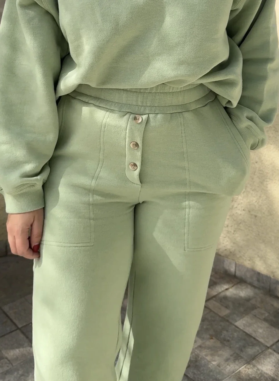 Le jogging Nancy vert matcha de Hod Paris allie confort absolu et allure urbaine