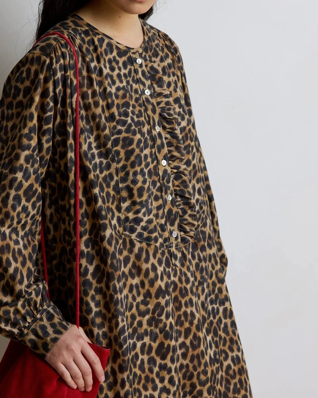 Détail des manches longues de la robe Sally avec finitions soignées