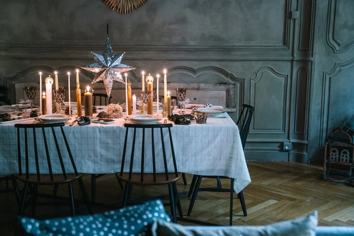 une belle table de noel avec des bougies