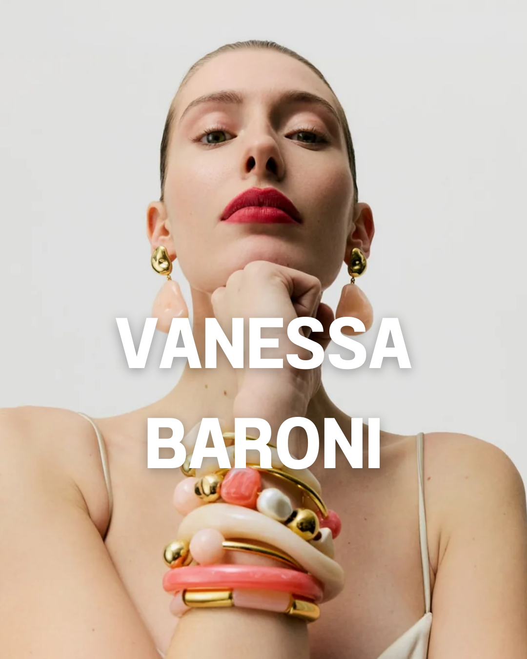 Mannequin portant des bracelets de differentes tailles et couleurs dans les tons rose de la marque Vanessa Baroni