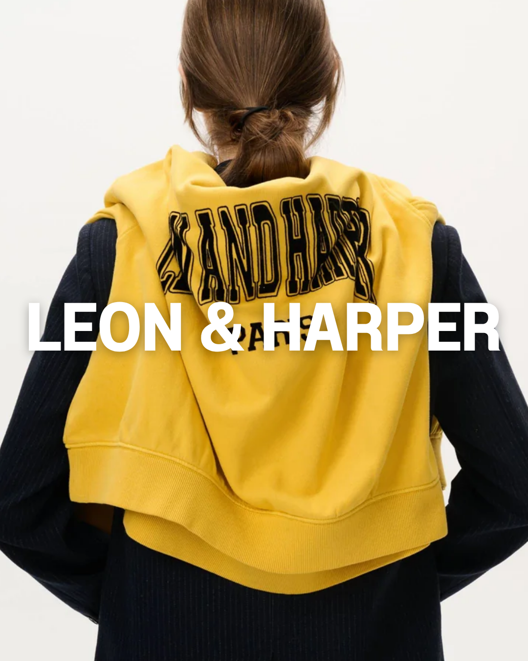 Femme de dos portant un sweat jaune Léon & Harper 
