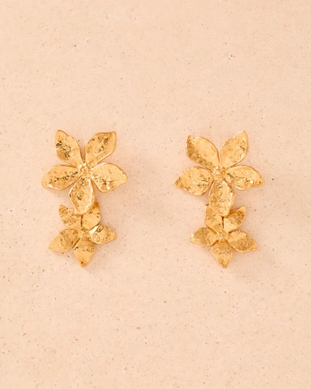 Boucles d’oreilles Thalla en forme de fleurs pendante dorée de la marque Agapée  (2).jpg