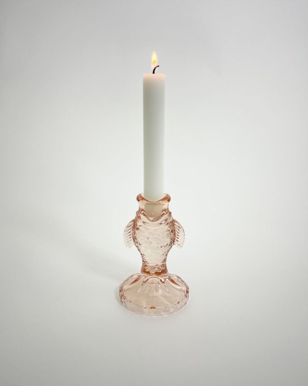 Bougeoir poisson en verre coloris saumon, accessoire déco délicat pour une ambiance douce et raffinée.