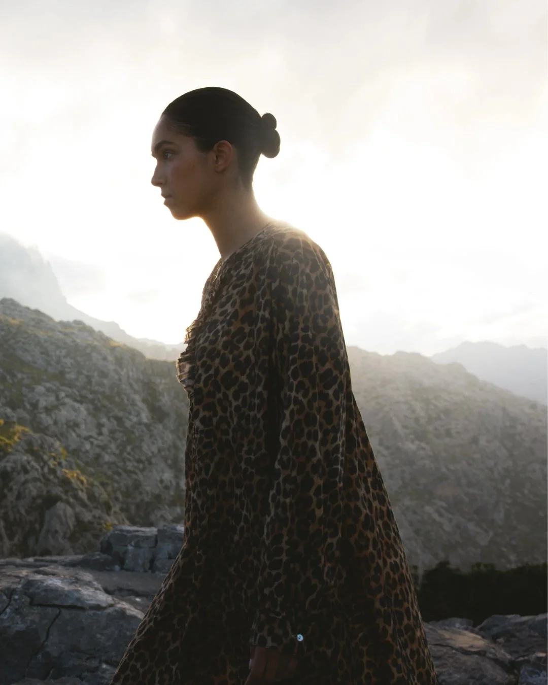 Robe Sally Hod Paris portée, manches longues et coupe élégante pour la mi-saison.