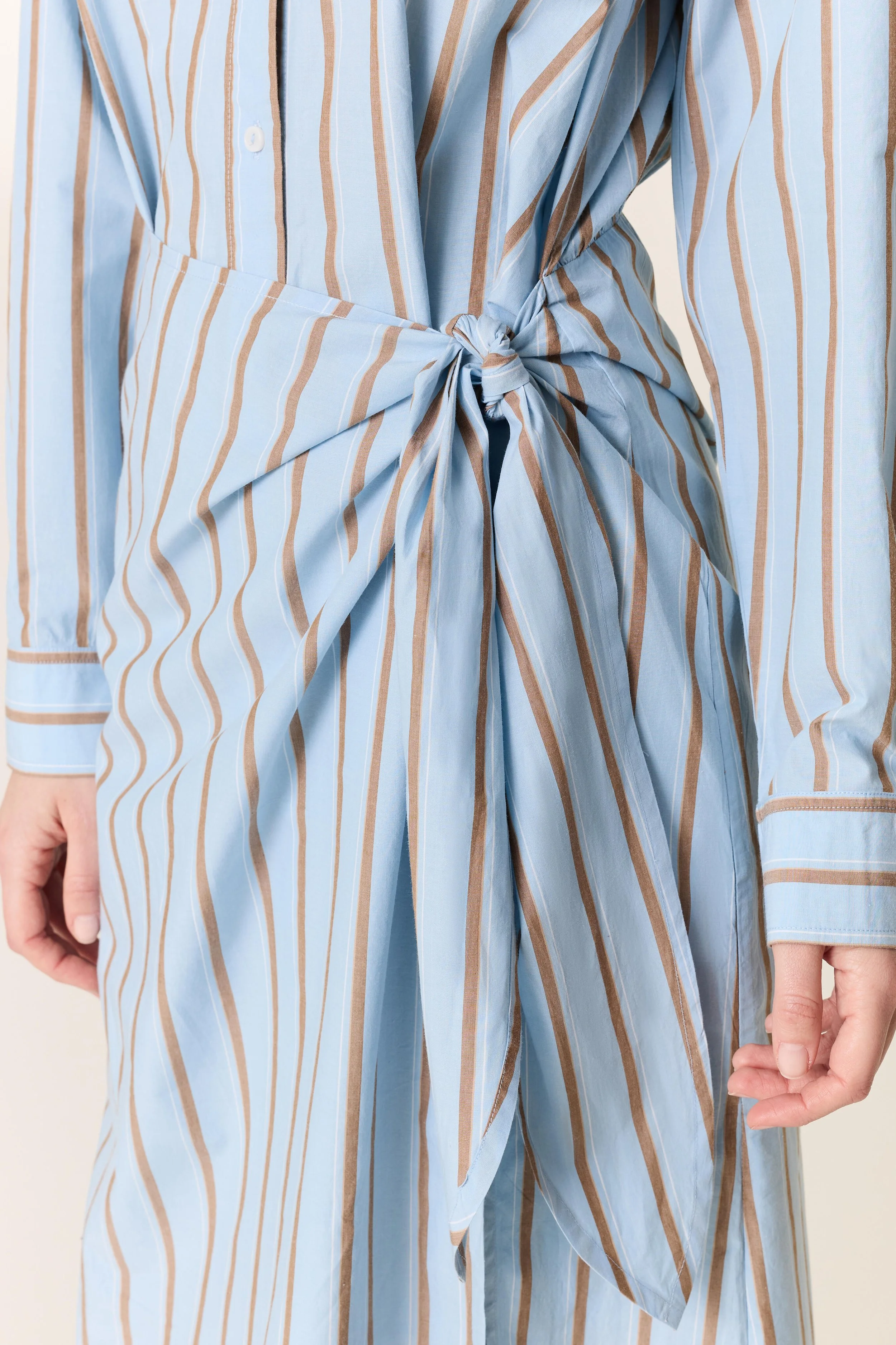 Robe Rebecca bleu ciel Léon & Harper détail taille nouée