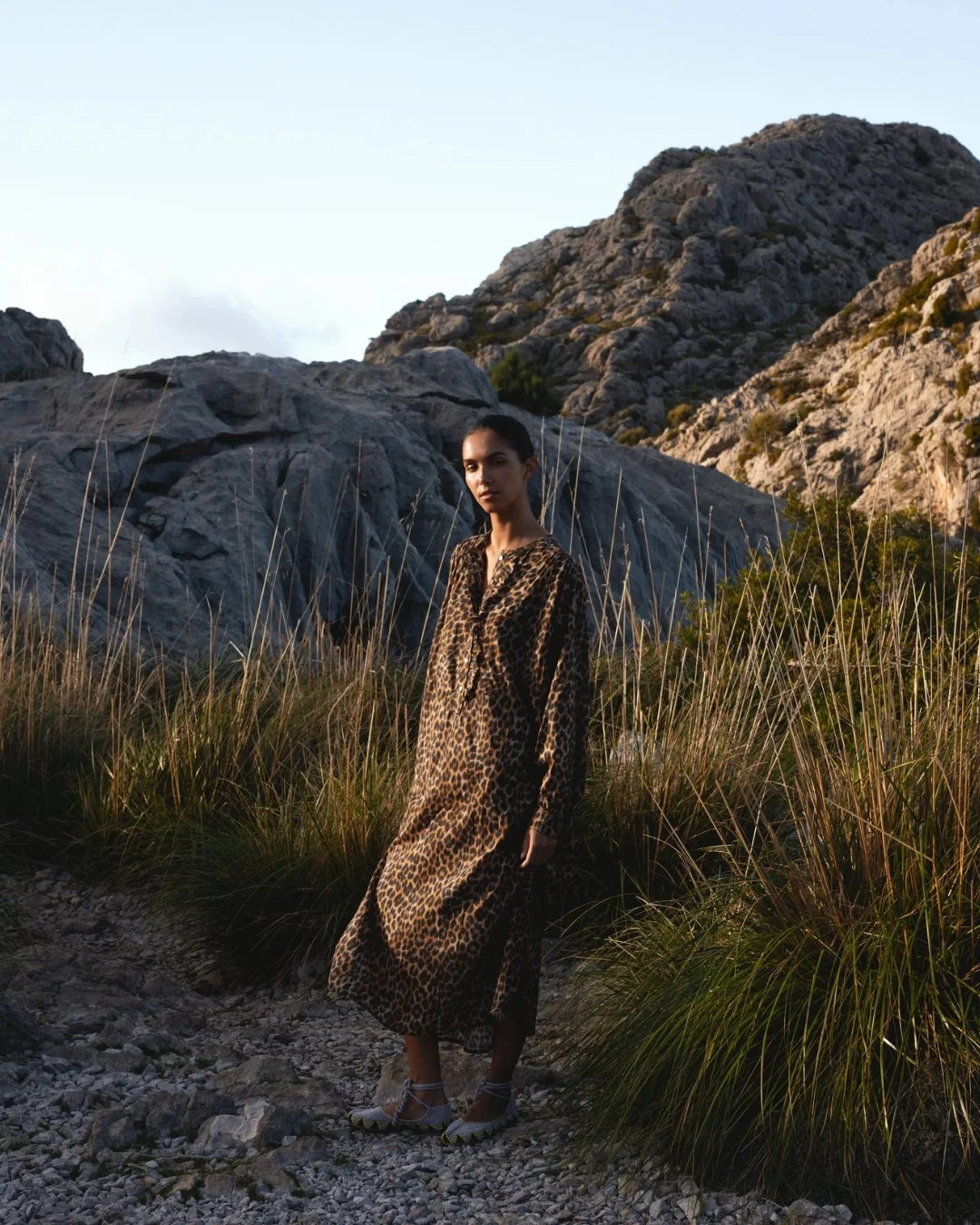 Détail du col rond avec patte de boutonnage et froufrous délicats de la robe Sally.