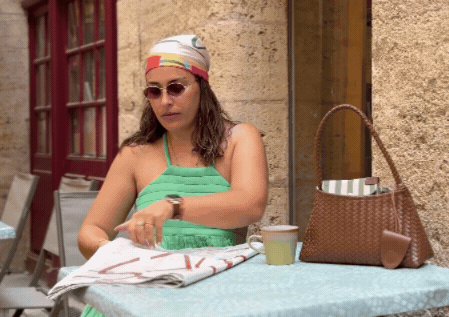Femme avec un journal ecrit soldes 