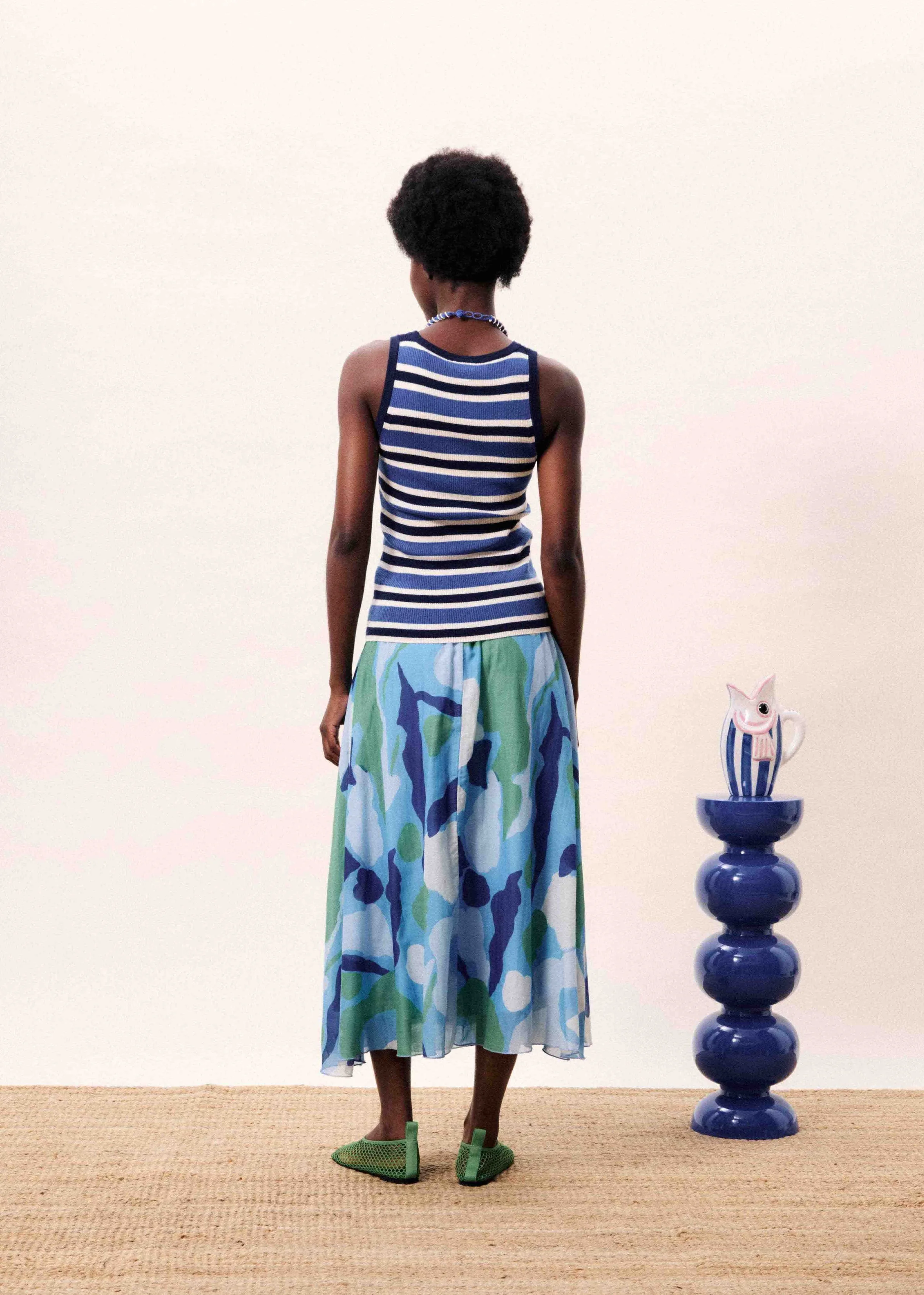 Vue de face de la jupe Sargasso : coupe évasée fluide et imprimé multicolore inspiré des fonds marins