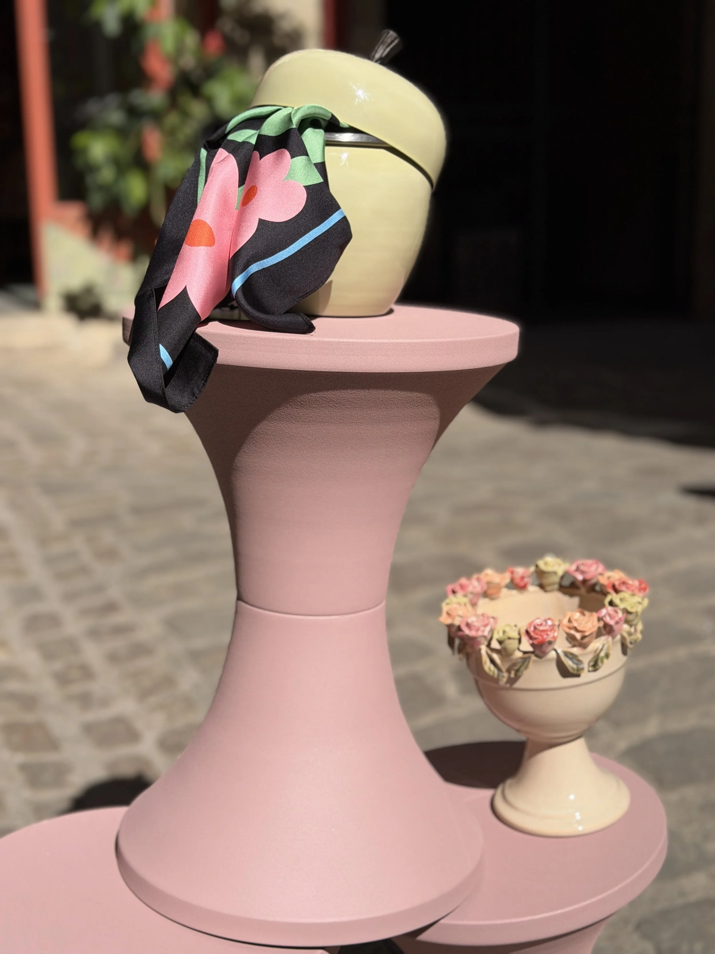 Détails du tabouret tamtam rose effet granit Bazar de luxe