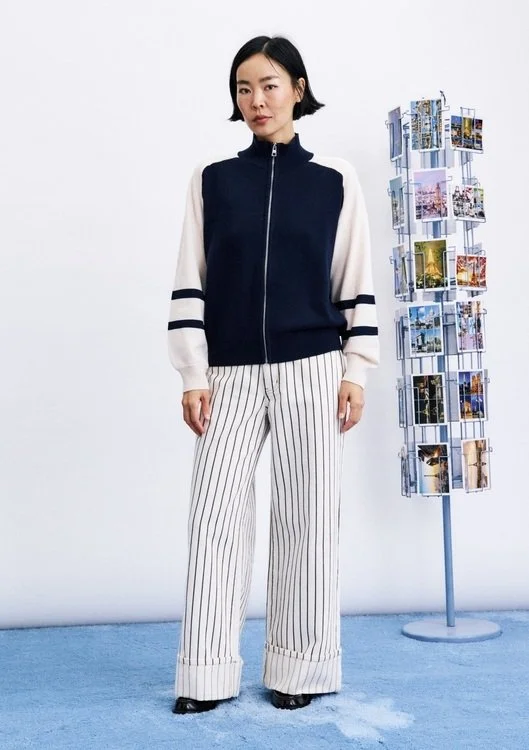 Cardigan zippé FRNCH Timbre marine écru style varsity vue de face