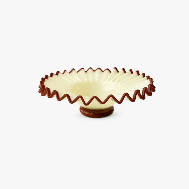 Vue rapprochée du plissé sculptural de la Coupe Colerette 39, un objet déco vintage à retrouver en boutique à Pézenas