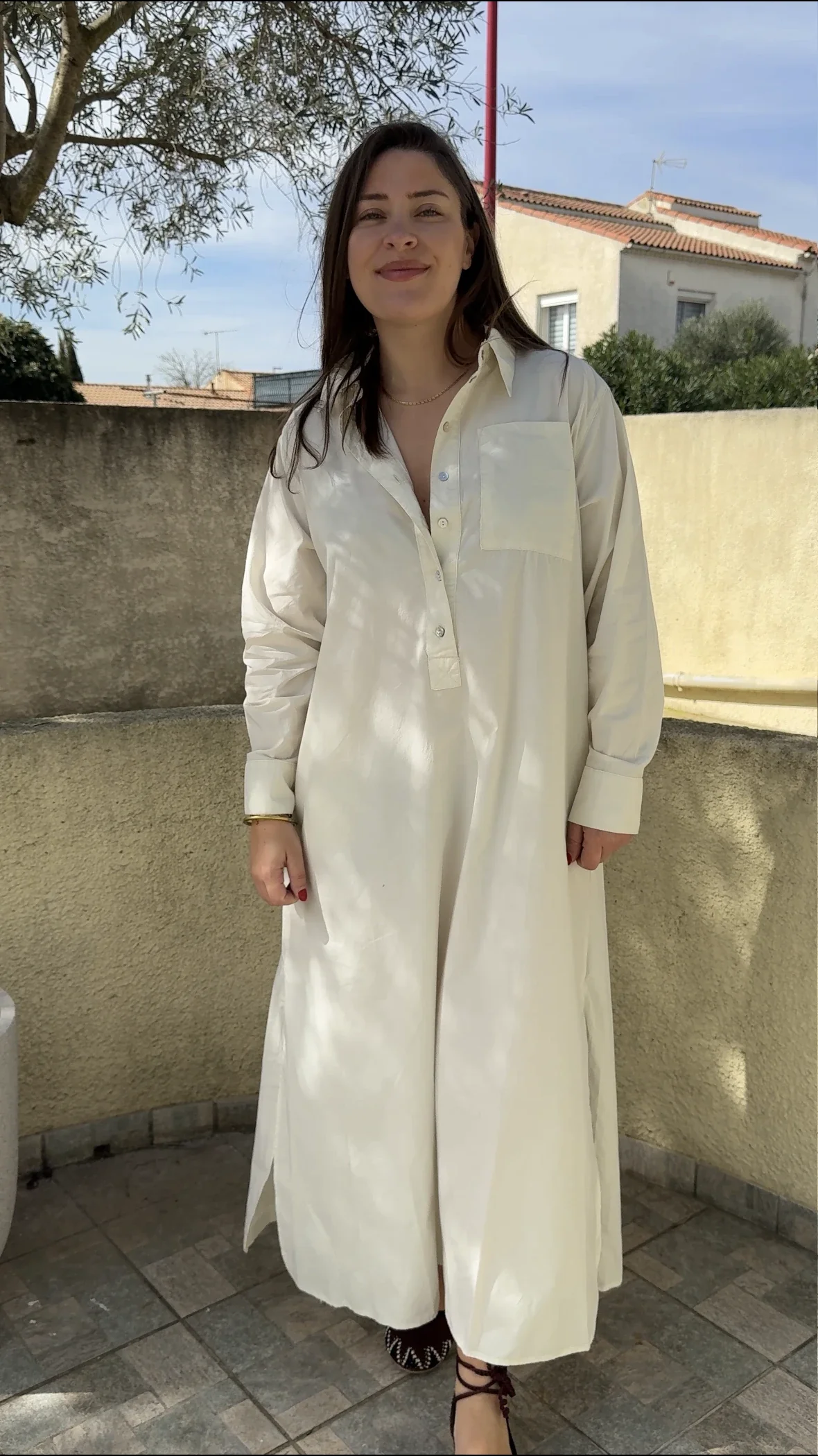 Détail de la robe chemise Rachel Hod Paris avec coupe fluide et féminine