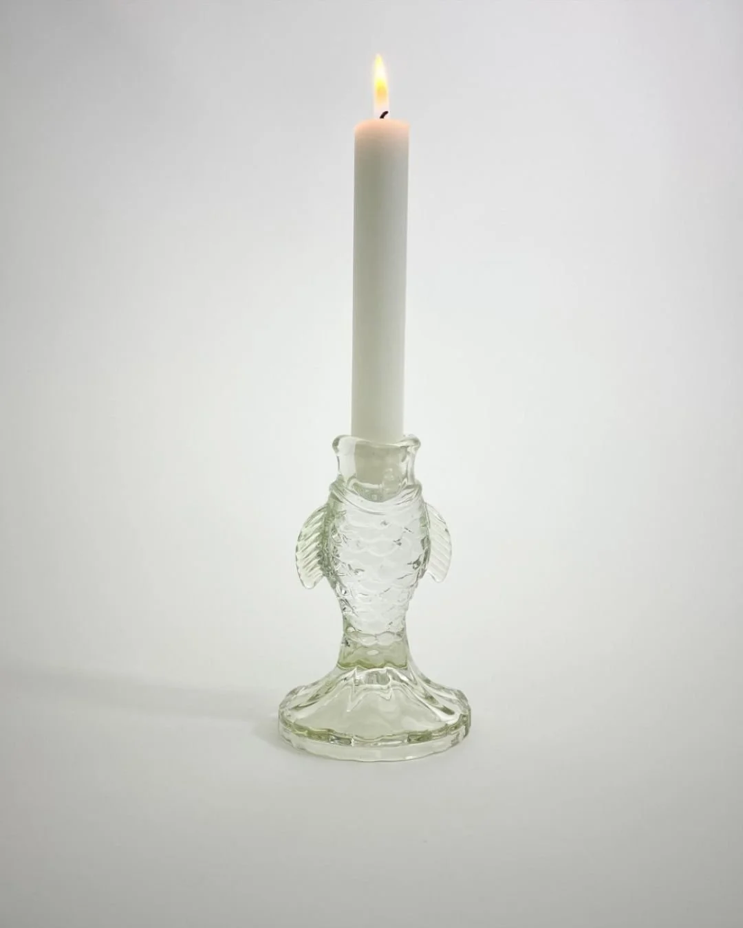 Bougeoir poisson en verre blanc translucide, objet décoratif élégant pour une atmosphère douce et intemporelle