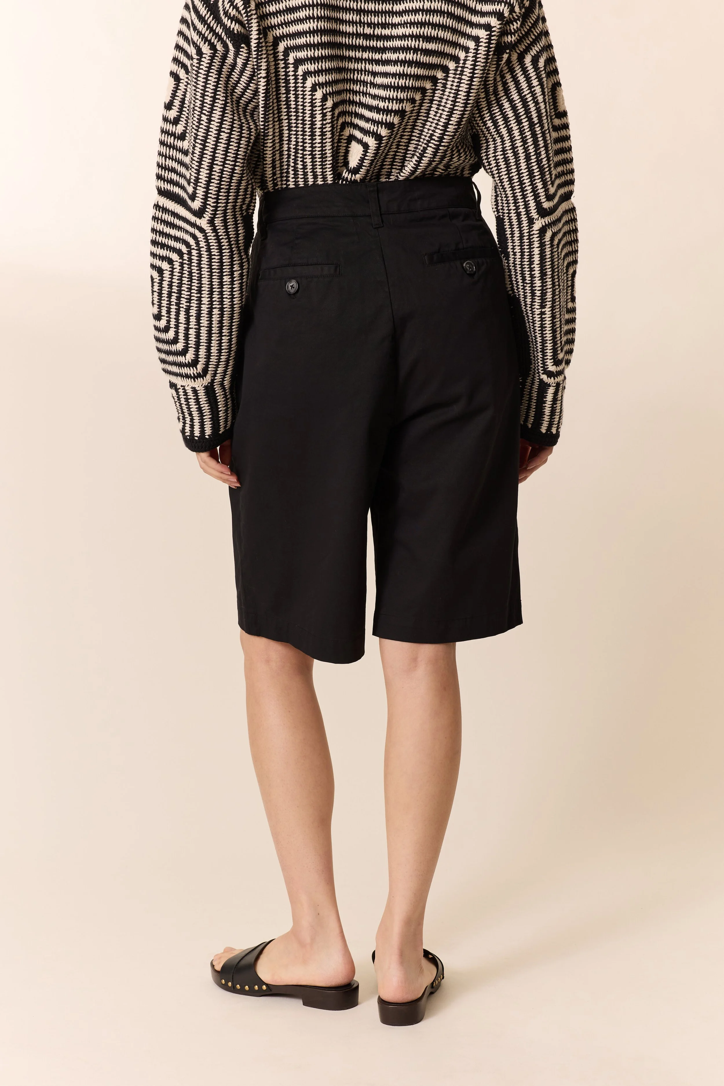 Short noir élégant Léon & Harper look moderne femme