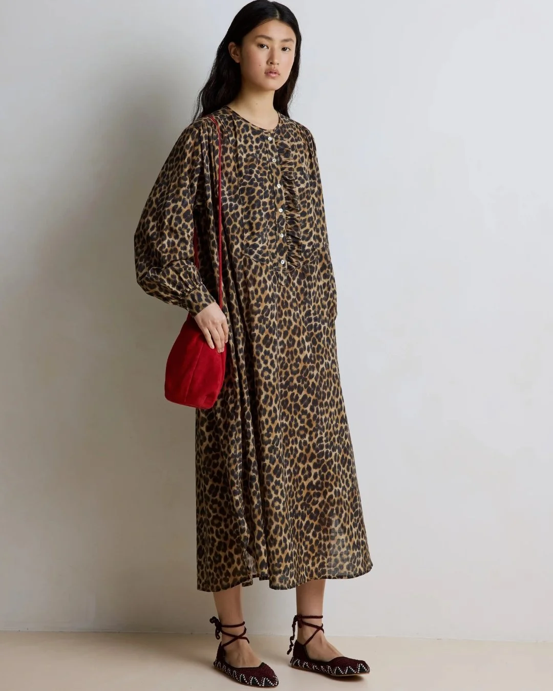 Vue de dos de la robe Sally Hod Paris, tombé naturel et allure intemporelle.