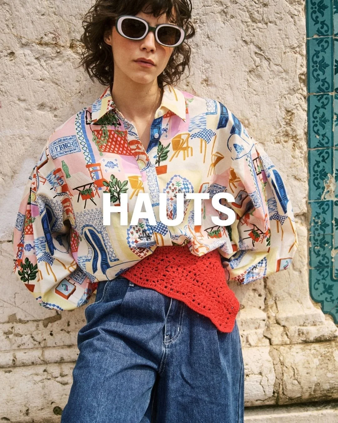 mannequin portant des lunettes et une chemise colorés